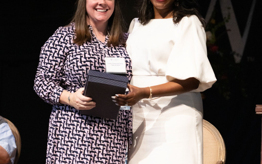 Lesley Davis receives MUW Alumni Service Award